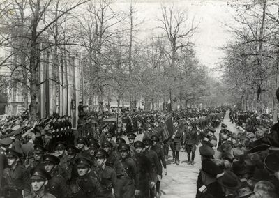 97860 Afbeelding van de parade op de Maliebaan te Utrecht ter gelegenheid van de verjaardag van A.A. Mussert, leider ...